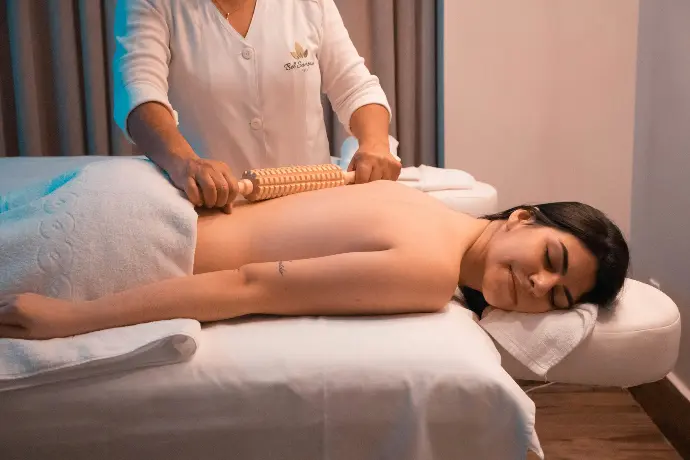 Fyna Madero Madérothérapie à Nice : réalisé avec des instruments en bois. Technique naturelle pour raffermir la peau, activer la circulation sanguine et réduire la cellulite localisée.